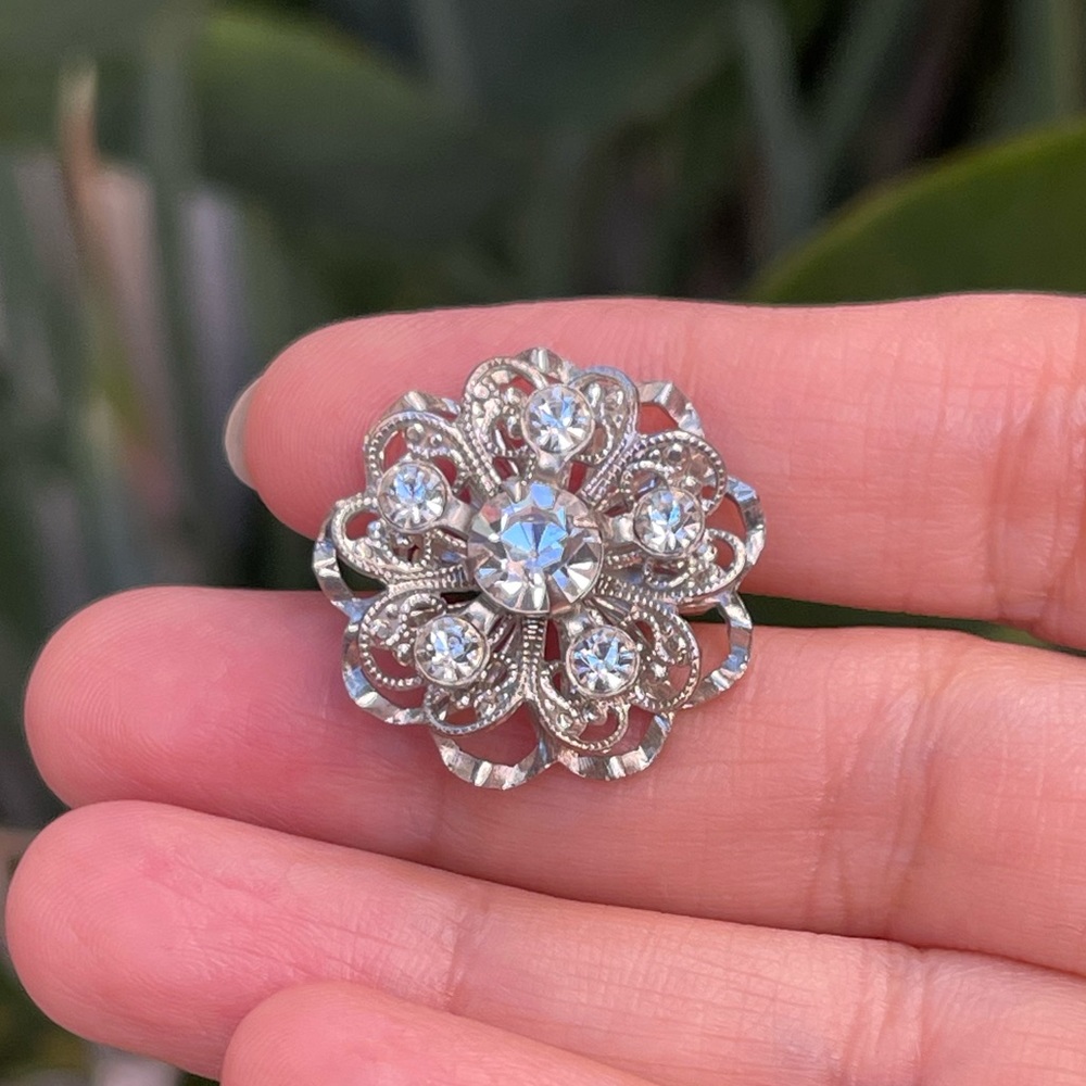 Vintage floral crystal diamanté & silver tone metal brooch pin - Picture 5 of 5